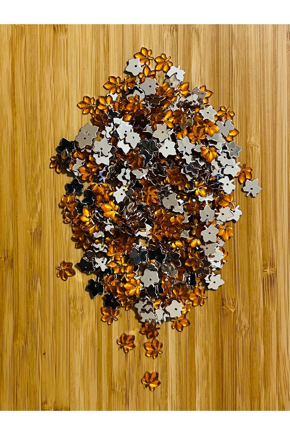 Taş görünümlü çınar yaprağı plastik pul. Ebat:1cm. Tahmini 320-330 adet. Renk:Turuncu.