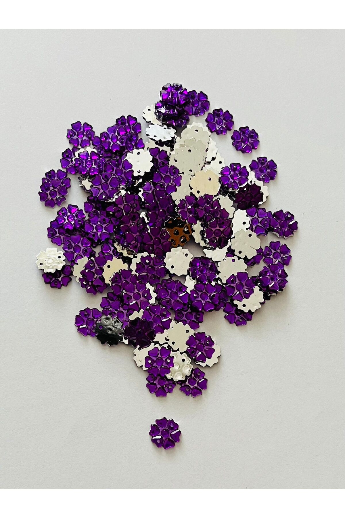 Taş görünümlü plastik pul. Ebat:11mm. Tahmini 250 adet. Renk: Koyu Mor.