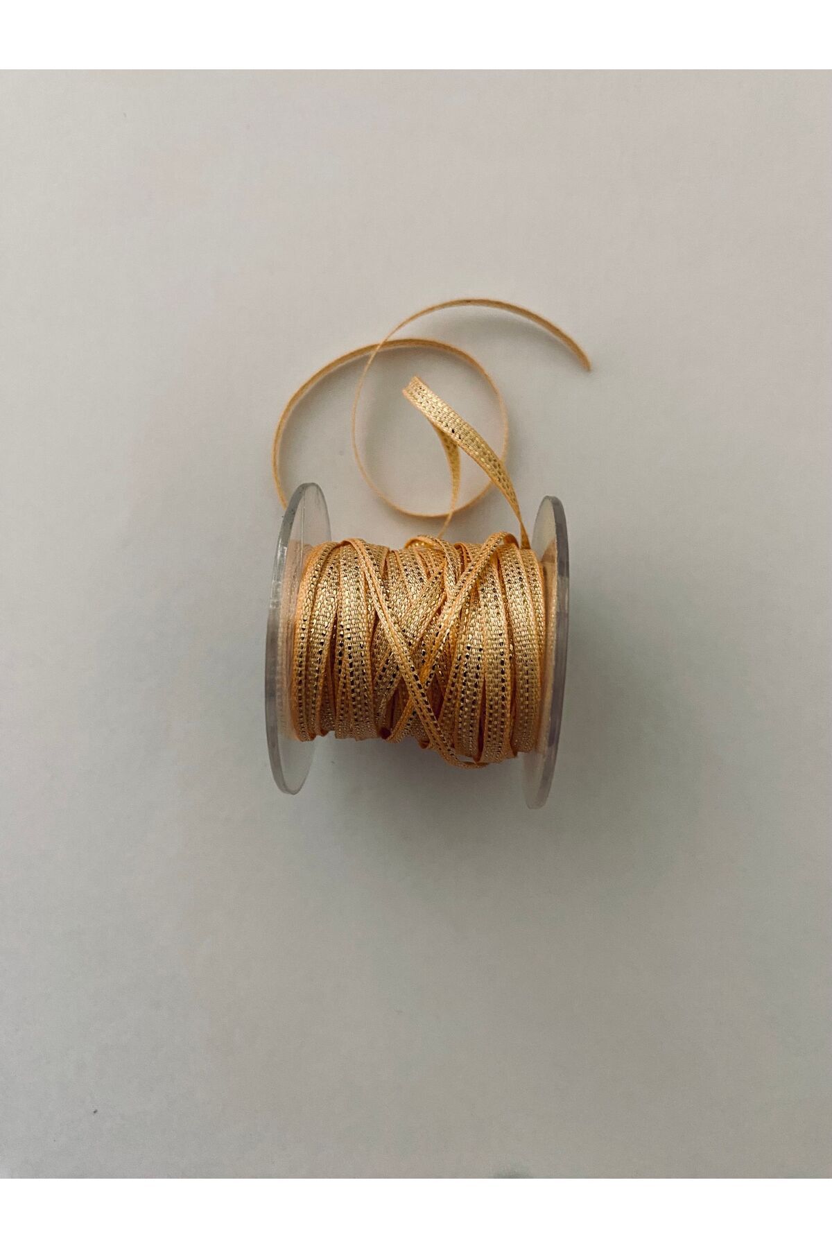 El Işel Işleme Sedef (SİMLİ) Ipek Nakış Kurdele. Eni: 2mm. Pkt Içeriği: 8,25 metre. Renk:127