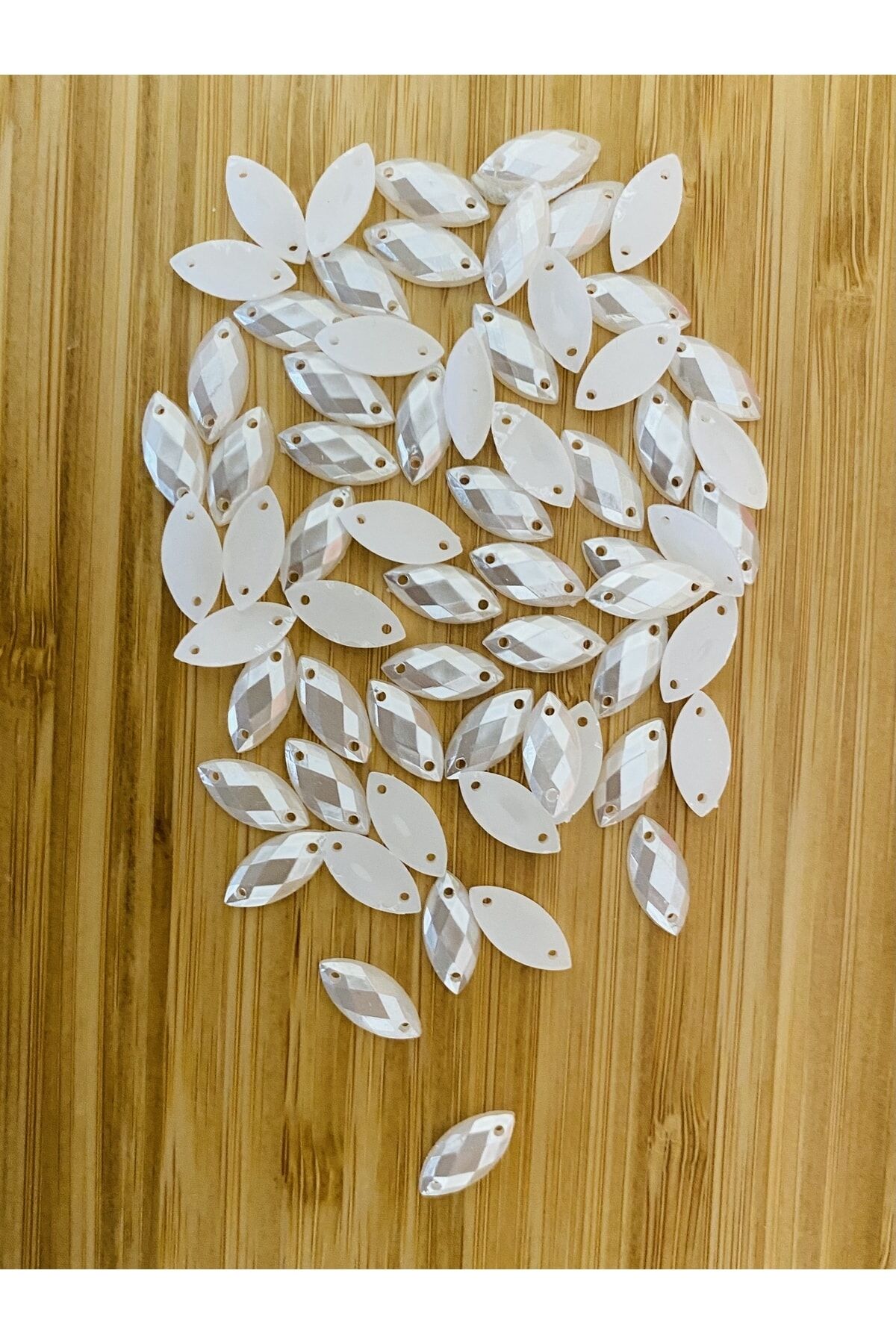 El Işleme Dikmeli Plastik Yarım Arpa Inci. 25gm. Takriben: 185-190 Adet.