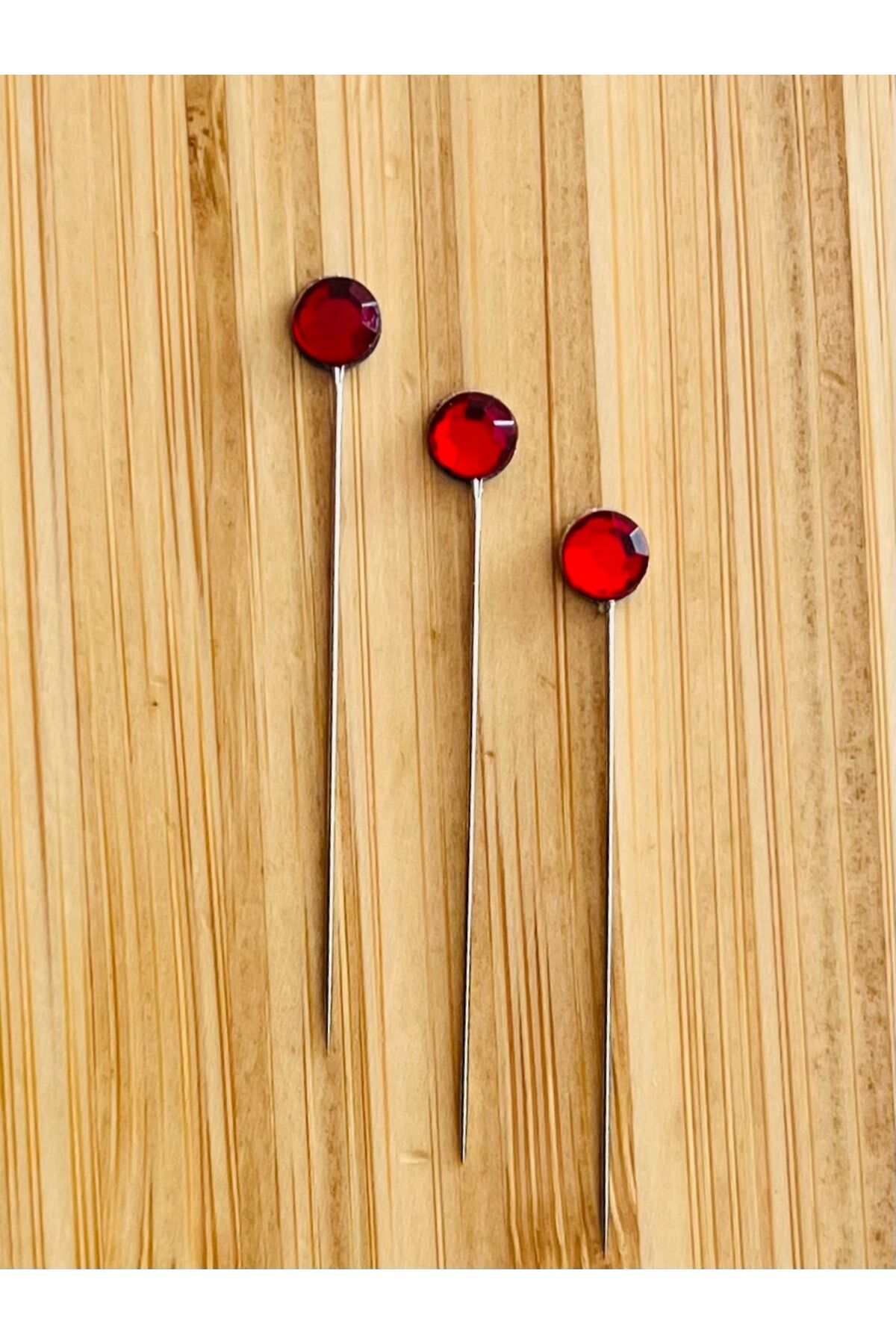 Taşlı Şal Eşarp İğnesi. 38mm. 3'lü Paket. Kırmızı.