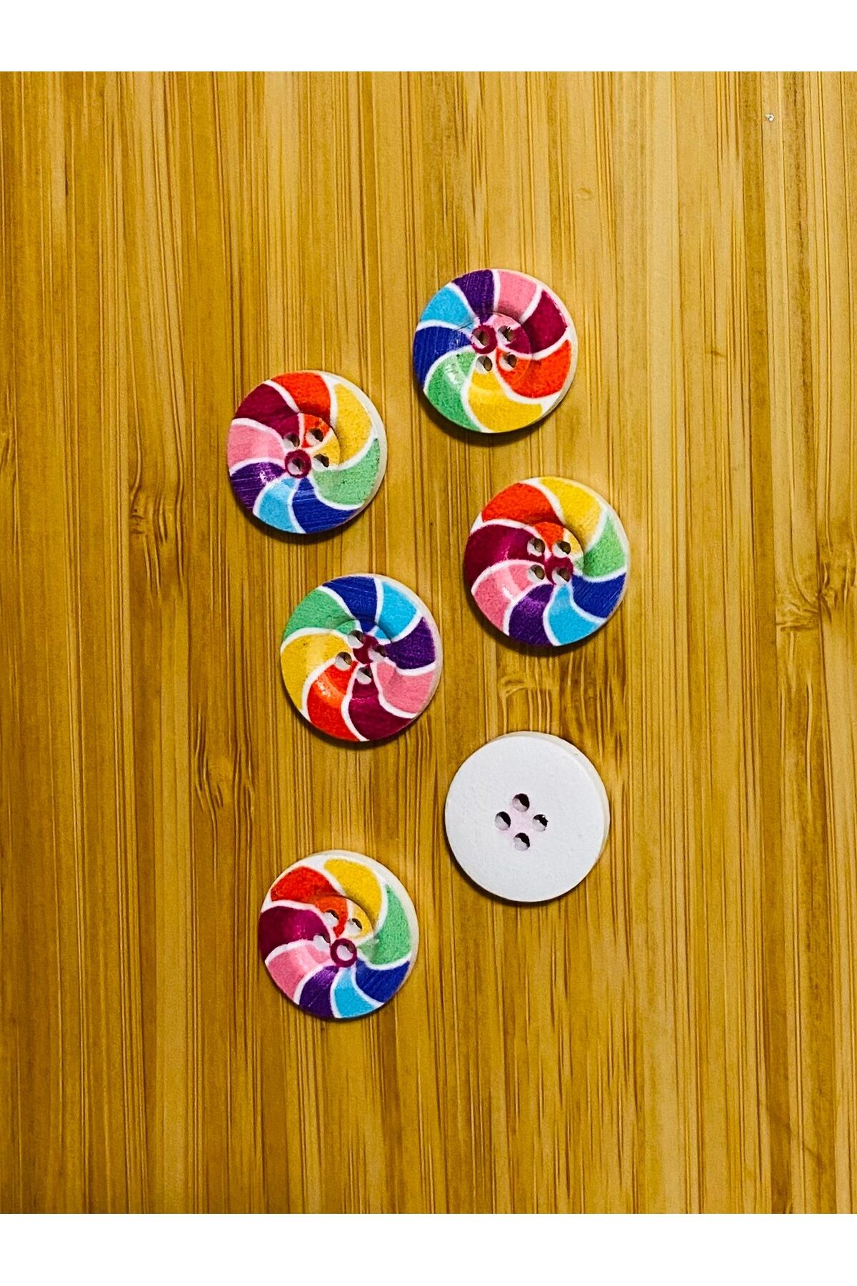 Boyalı Dekoratif Ahşap Düğme 18 Mm. 6'lı Paket. Rüzgar Gülü Desenli.