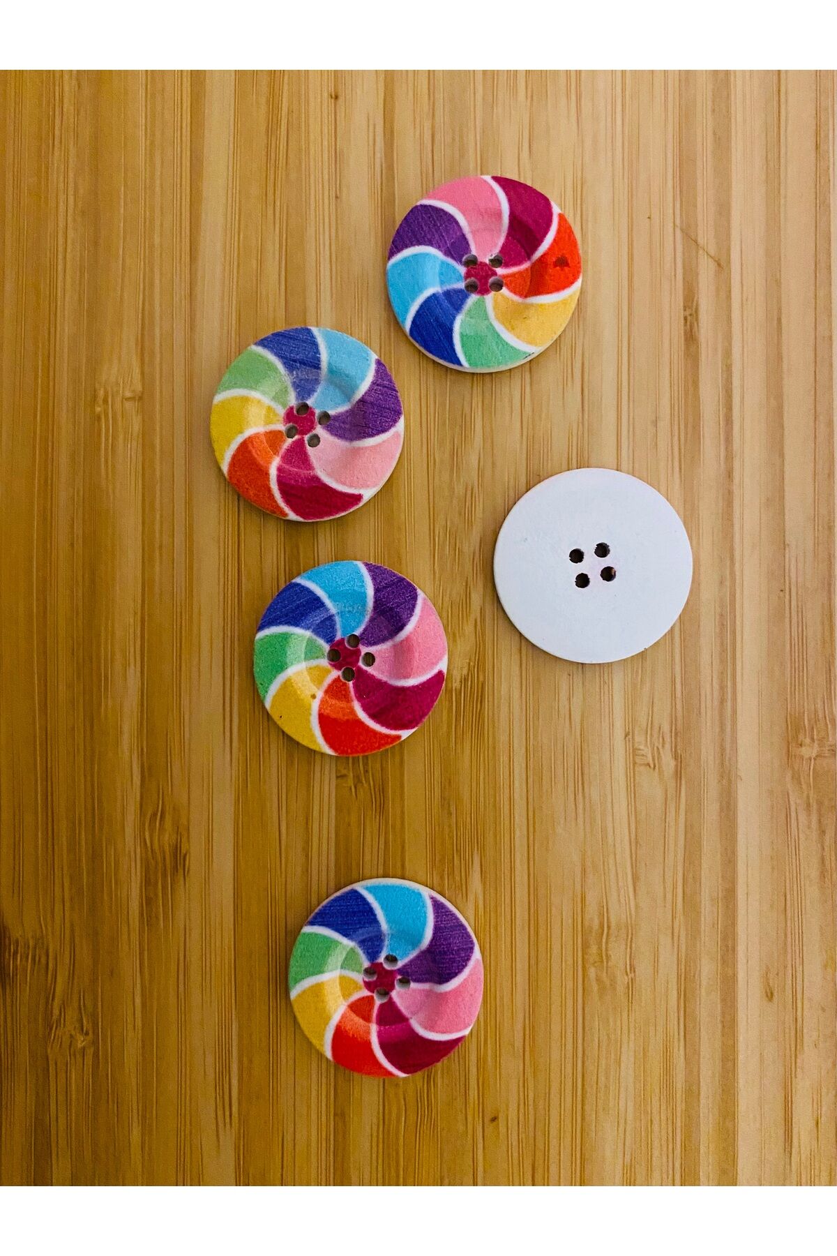 Boyalı Dekoratif Ahşap Düğme 28 Mm. 5'li Paket. Rüzgar Gülü Desenli.