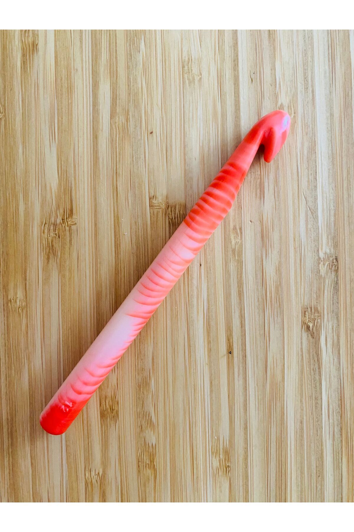 12mm Plastik Penye Ve Yün Örgü Tığ. Renk: Çoklu degrade STOKTA OLAN RENK GÖNDERİLİR.