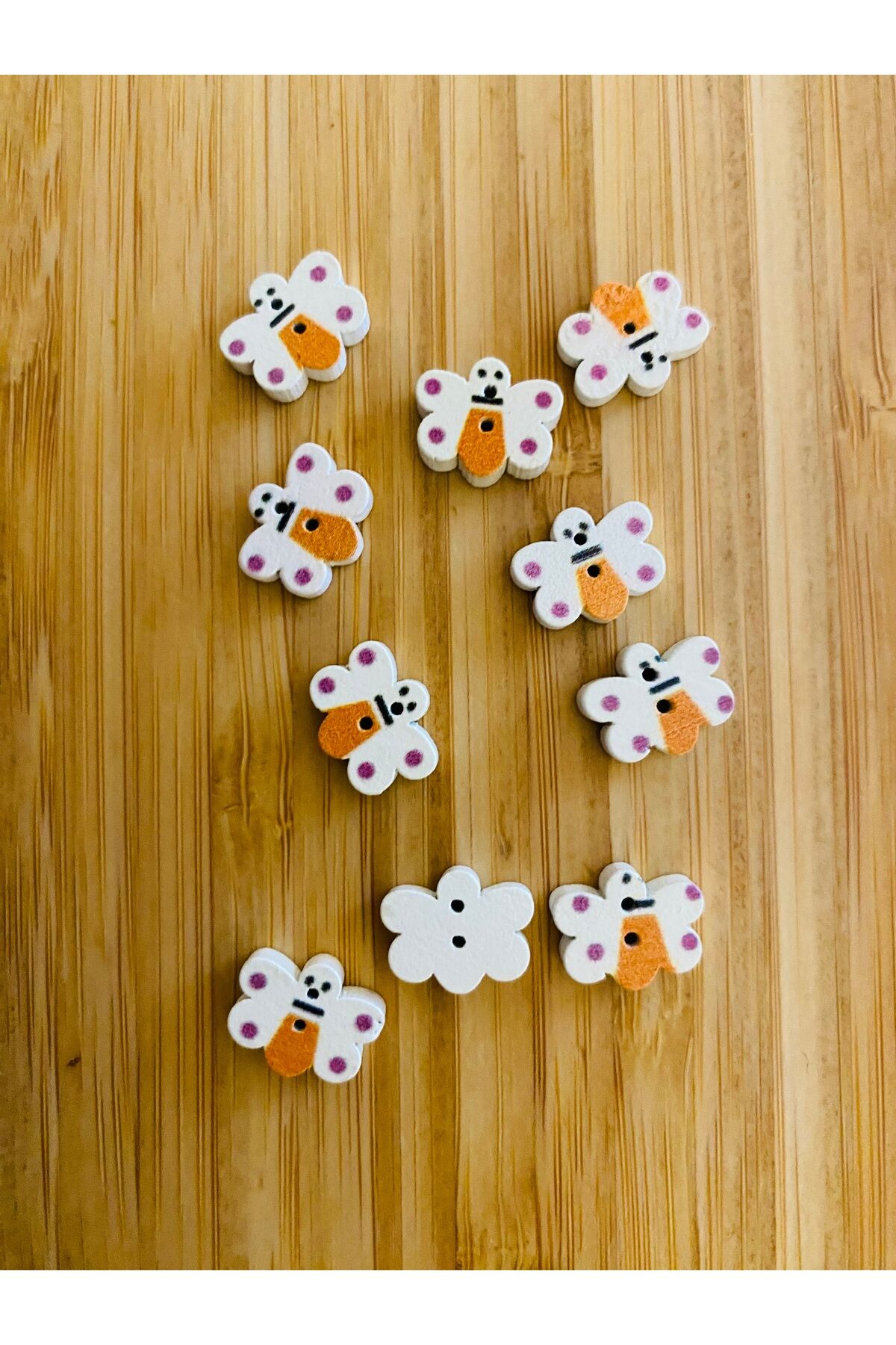 Küçük Delikli Kelebek Şekilli Desen Boyama Ahşap Düğme 10 x 14mm.  10'lu Paket. Beyaz.