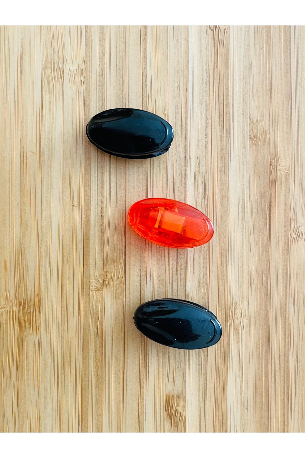 Plastik Mandallı Eşarp Iğnesi. 3 adet. 15mm x 28mm. Siyah/Kırmızı.