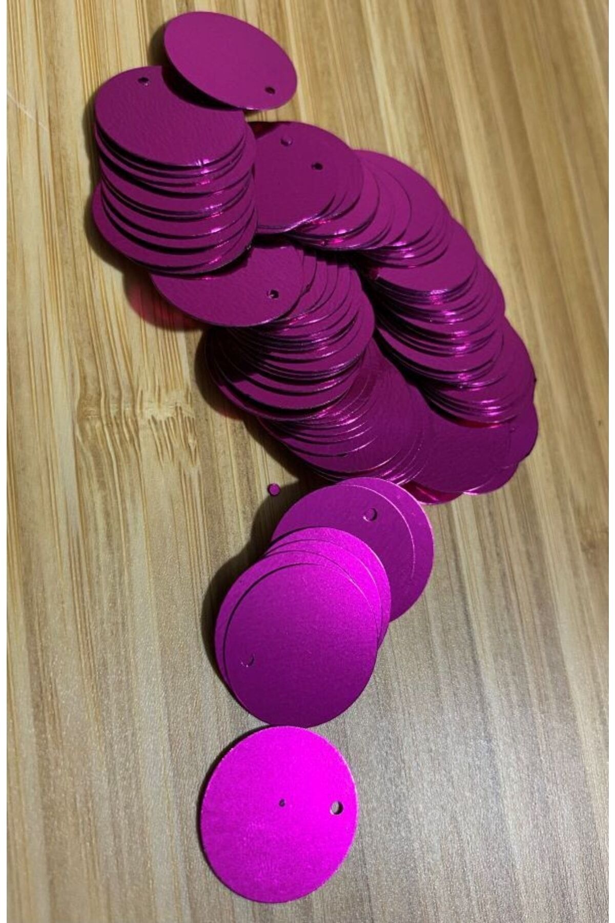 Küçük Delikli Pul. 2cm. 25gr. Takriben 185-190 Adet.