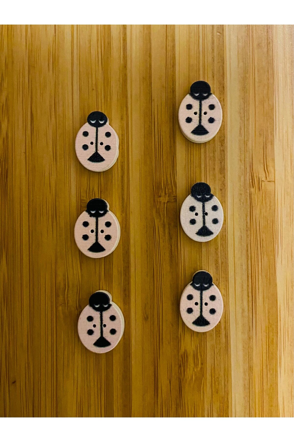 Küçük Delikli Uğur Böceği Şekilli Boyama Ahşap Düğme 13 mm.  6'lı Paket. Pembe.