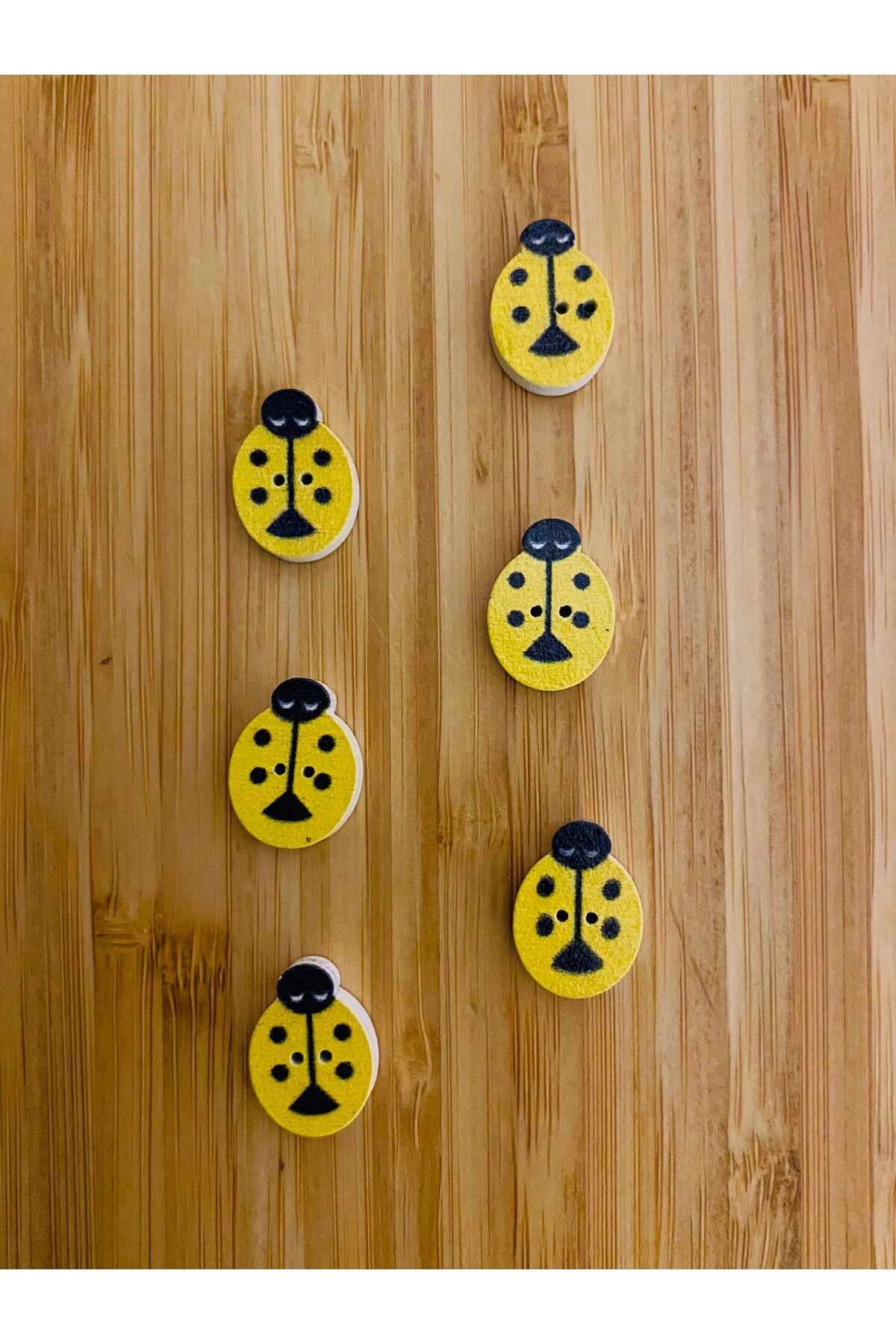 Küçük Delikli Uğur Böceği Şekilli Boyama Ahşap Düğme 18x13 Mm. 6'lı Paket. Sarı.