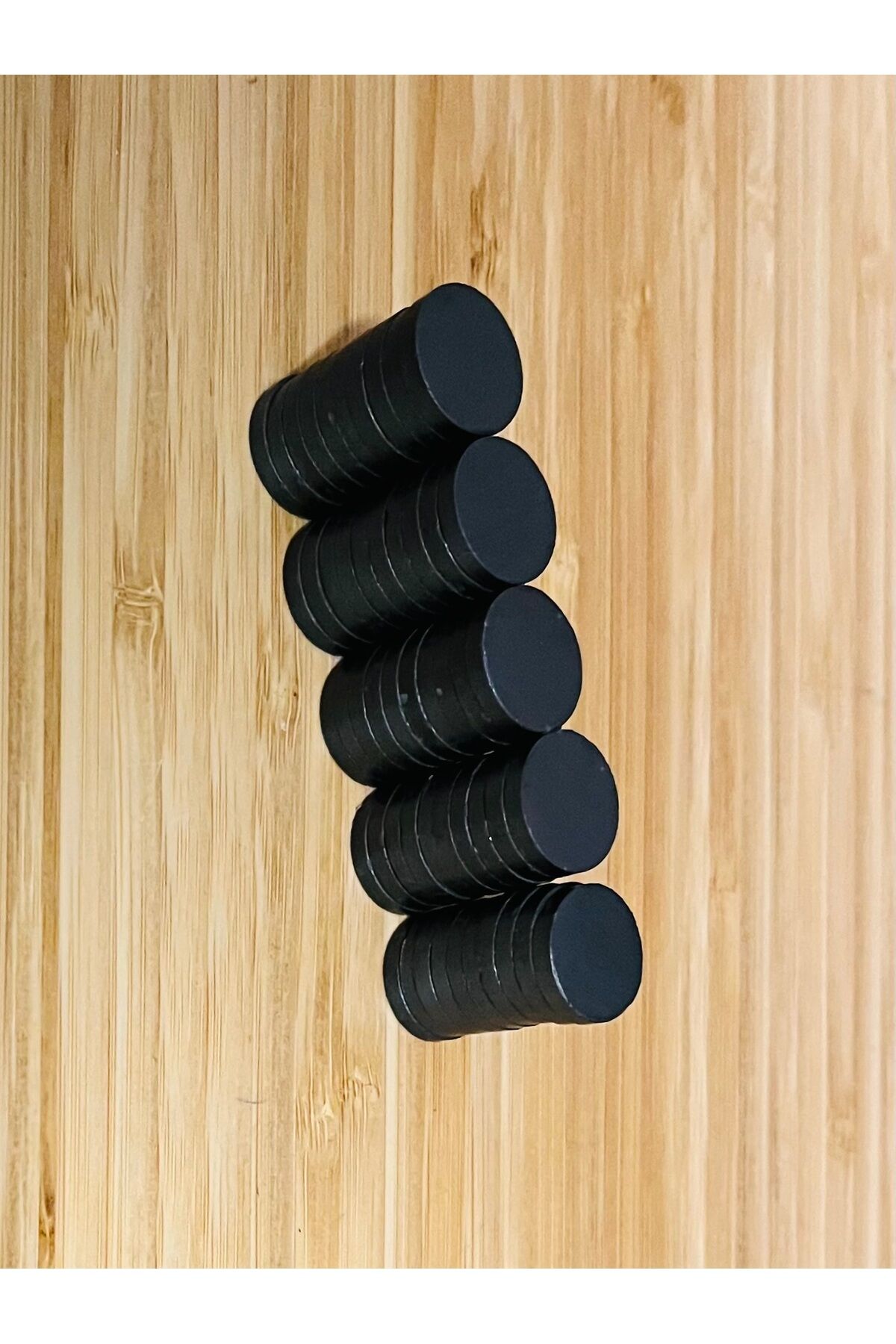 Küçük Güçlü Kömür Magnet Mıknatıs. Ebat: 17x3mm. Paket içeriği: 50 Adet