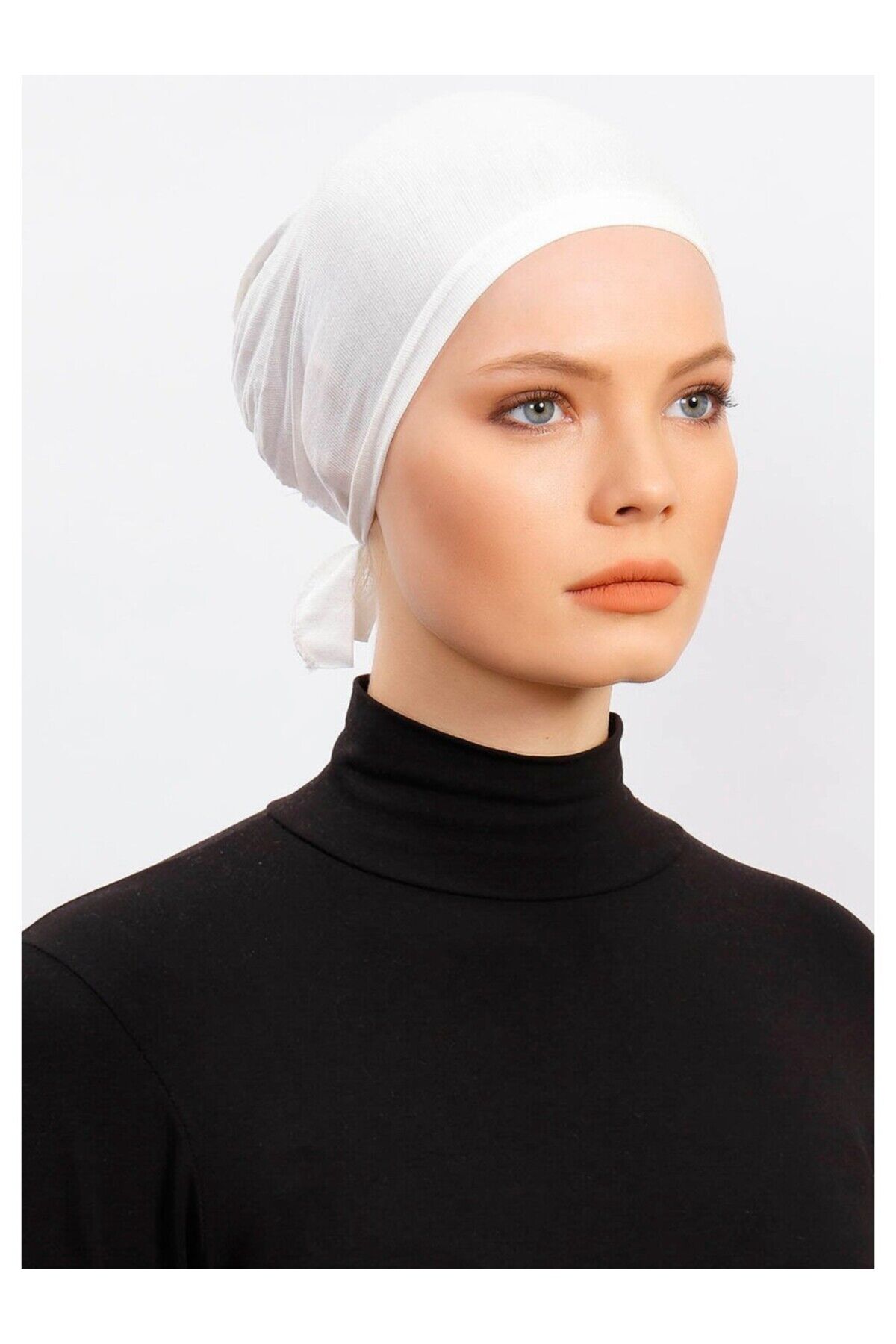 Likralı Geçme Bone. Renk: Beyaz.