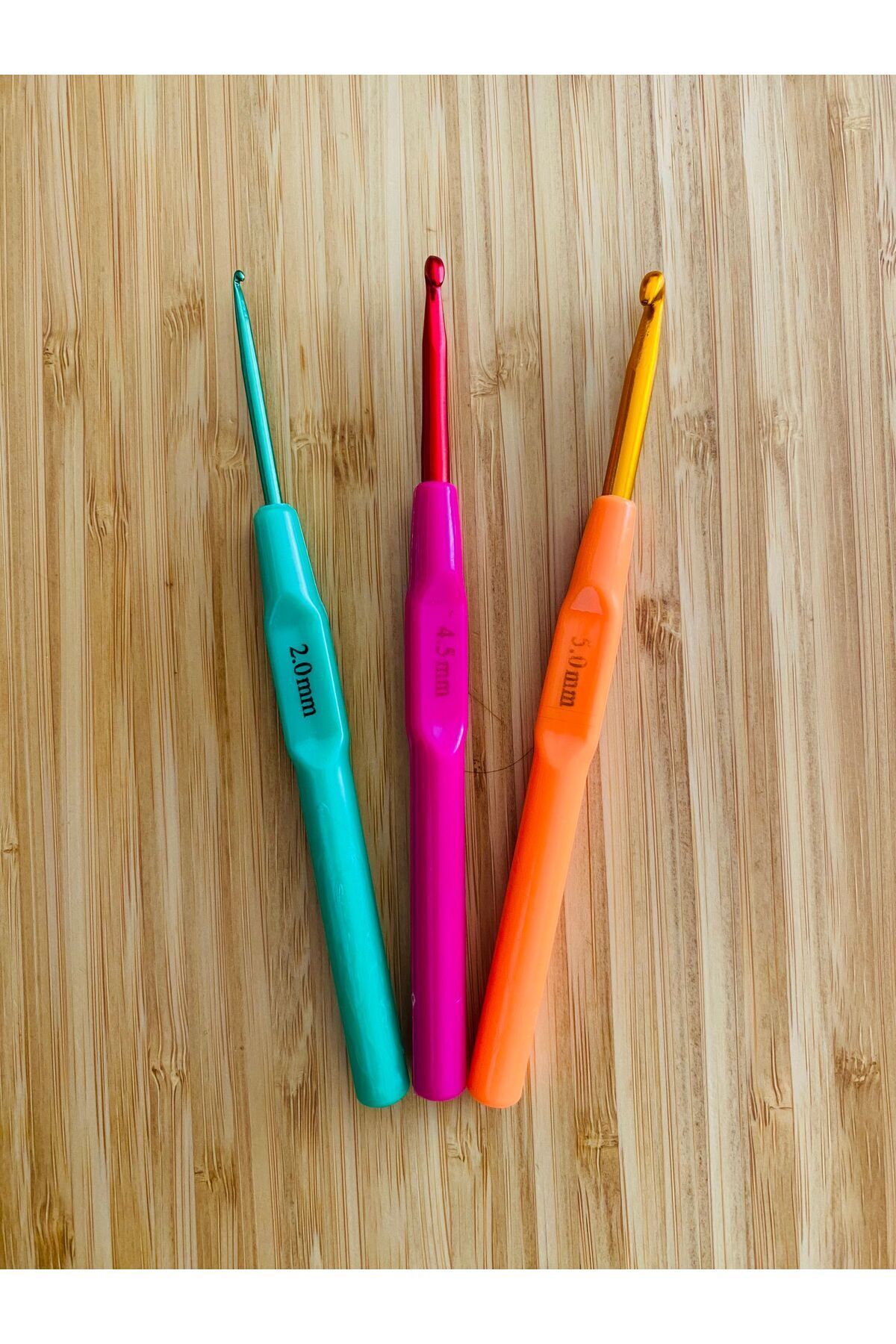 Plastik Saplı Renkli Örgü Tığ Seti. No: (2) -(4.5) -(5)  3'lü set.