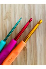 Plastik Saplı Renkli Örgü Tığ Seti. No: (2) -(4.5) -(5)  3'lü set.