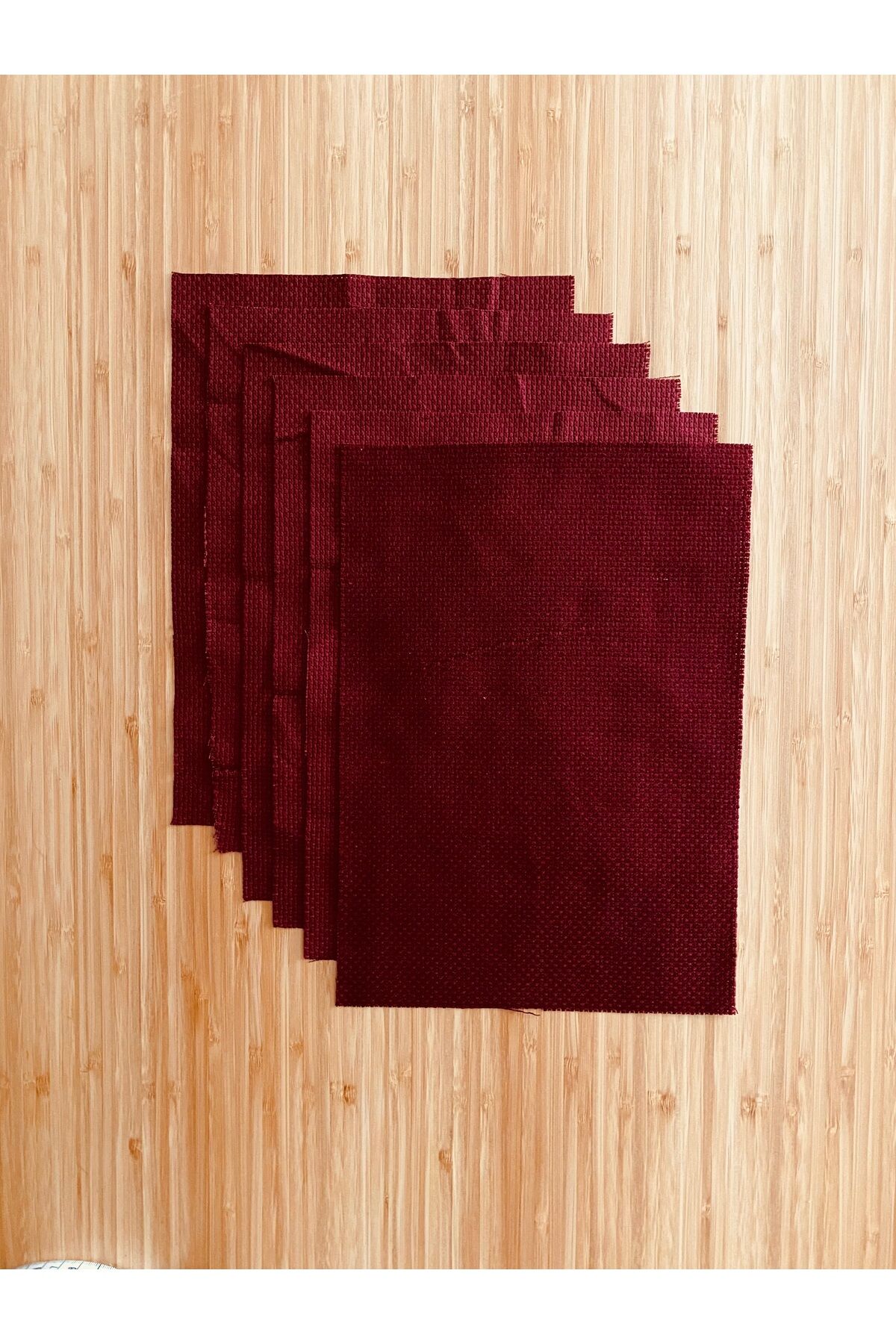 20x28cm El işleme Nakışı için Kalın Etamin , Kanaviçe. Paket içi: Açık bordo 5 ad. Koyu bordo 1 ad..