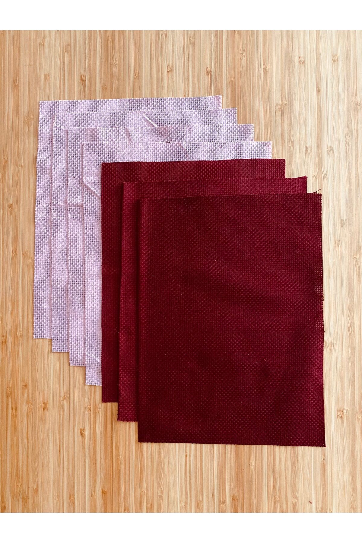 23x31cm El işleme Nakışı için Kalın Etamin. Paket içi: Koyu bordo 1 ad. Açık bordo 2 ad. Pudra 4 ad.