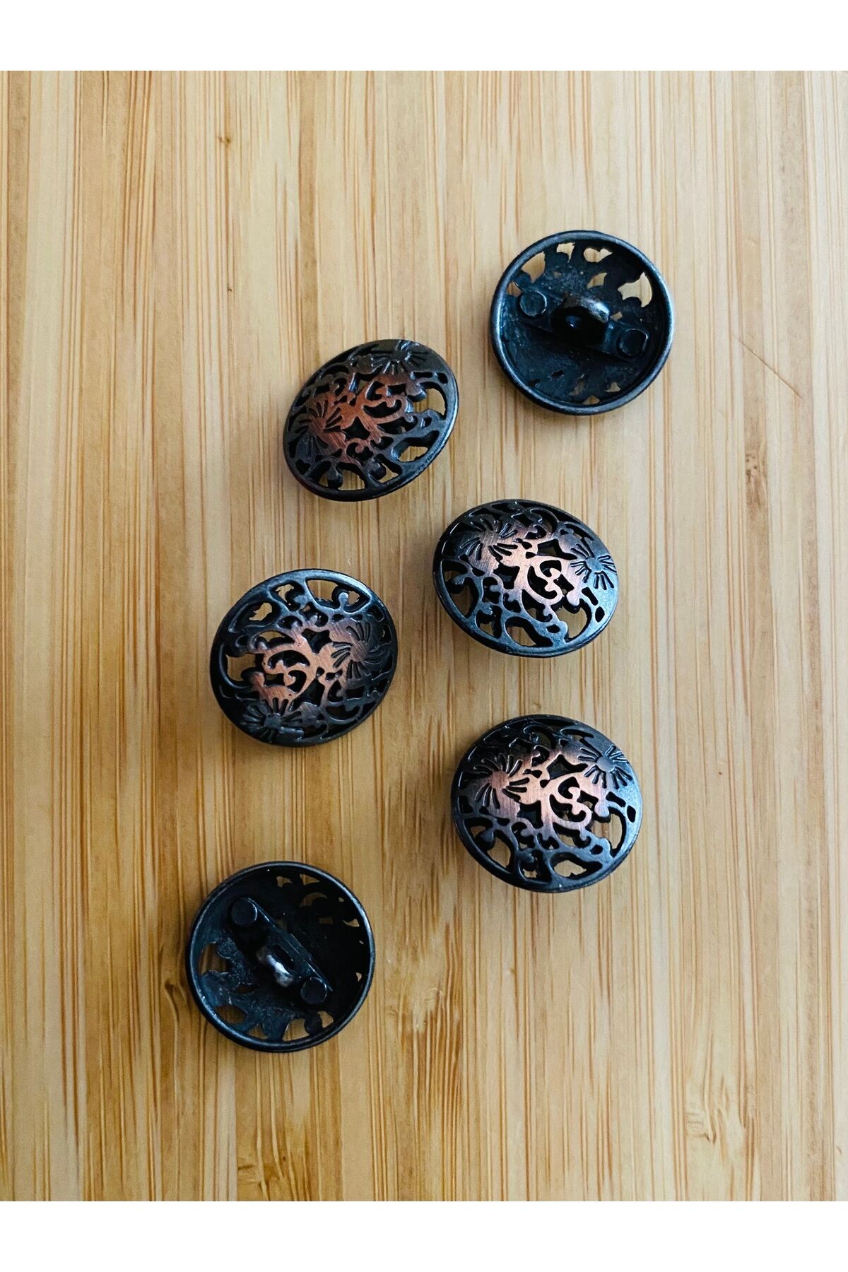 Metal Alttan Dikmeli Kaban, Palto, Hırka, Yelek ve Minder düğmesi. 1,8cm 6 adet. Eskitme Bakır renk.