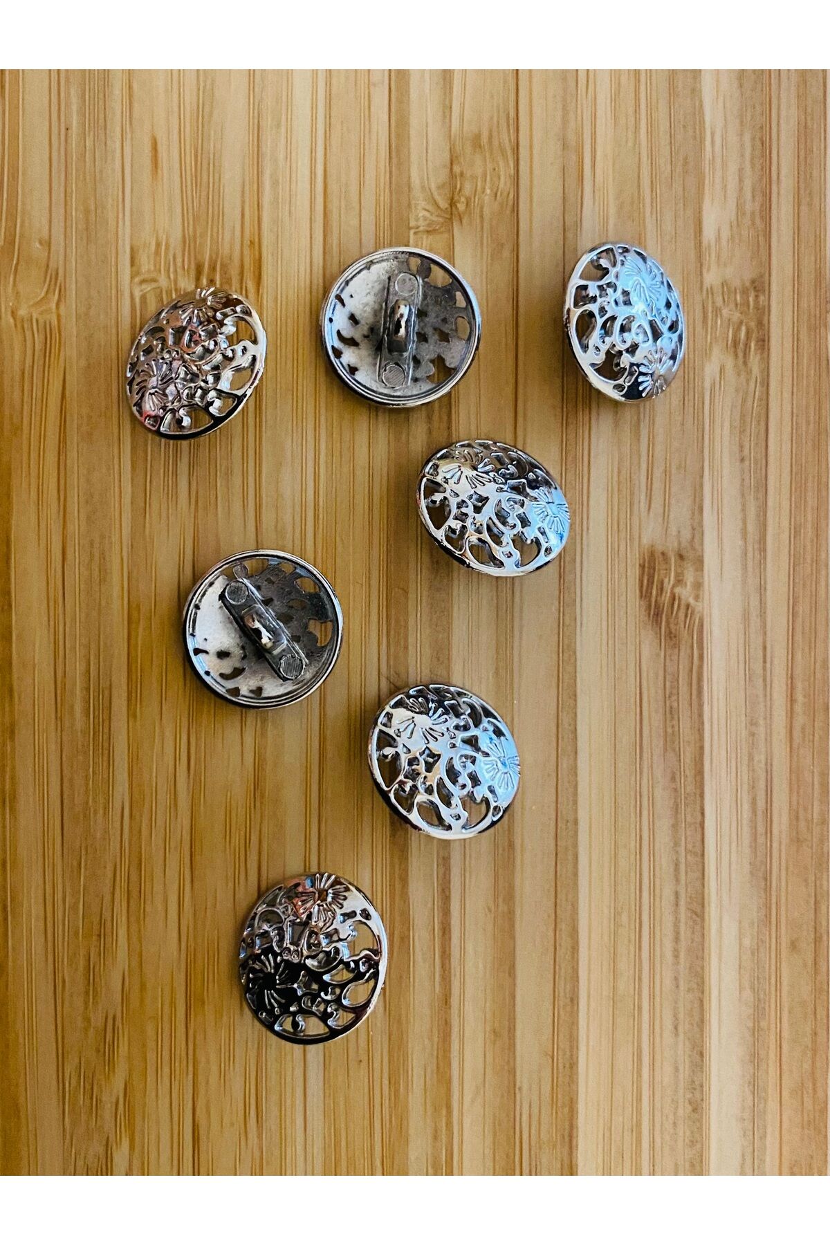 Metal Alttan Dikmeli Kaban, Palto, Hırka, Yelek ve Minder düğmesi. 1,8cm 7 adet. Renk: Gümüş.