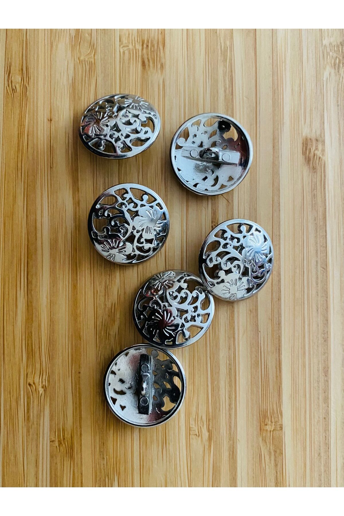 Metal Alttan Dikmeli Kaban, Palto, Hırka, Yelek ve Minder düğmesi. 2,5cm 5 adet. Renk Gümüş.